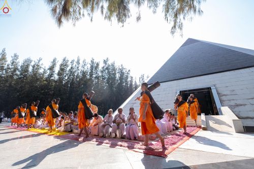 ภาพ No.292785:วันที่ 11 มกราคม พ.ศ. 2569 พิธีต้อนรับพระธรรมยาตรา ณ อนุสรณ์สถานลำดับที่ 3 สถานที่เกิดในเพศสมณะ วัดสองพี่น้อง อำเภอสองพี่น้อง จังหวัดสุพรรณบุรี ในโครงการธรรมยาตรา กตัญญูบูชา มหาปูชนียาจารย์ พระมงคลเทพมุนี(สด จนฺทสโร) พระผู้ปราบมาร อนุสรณ์สถาน 7 แห่ง ปีที