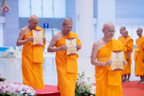 ภาพ No.284986:วันอาทิตย์ที่ 14 ธันวาคม พ.ศ.2568  พิธีปฏิบัติธรรม พิธีถวายภัตตาหารเป็นสังฆทาน พิธีมอบต้นสมบัติจักรพรรดิ ถวายแด่เจ้าอาวาสและประธานสงฆ์ 236 ศูนย์ส่งเสริมศีลธรรมทั่วโลก ณ สภาธรรมกายสากล วัดพระธรรมกาย