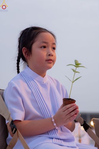 ภาพ No.90185:พิธีปลูกทรัพย์บานชื่น  เนื่องใน 139 ปี วันคล้ายวันเกิดด้วยรูปกายเนื้อ พระมงคลเทพมุนี (สด จนฺทสโร) พระผู้ปราบมาร วันอังคารที่ 10 ตุลาคม พ.ศ. 2566 ณ วัดพระธรรมกาย จ.ปทุมธานี