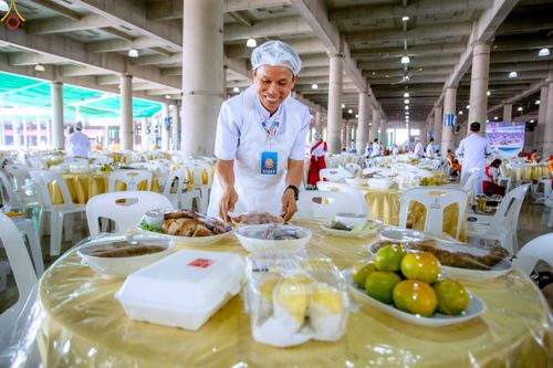 ภาพ No.325807:วันที่ 22 เมษายน พ.ศ.2569(วันคุ้มครองโลก) งานถวายมหาสังฆทาน 40,000 กว่าวัดทั่วประเทศ เจ้าหน้าที่ สาธุชน ร่วมใจจัดเตรียมภัตตาหารเพล (ชุด 2)