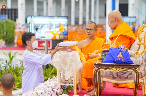 ภาพ No.85225:พิธีมุทิตาสักการะพระภิกษุ ผู้สอบได้เปรียญธรรม ๙ ประโยคระดับโลก, พิธีมอบโล่เกียรติยศและทุนการศึกษา สำนักเรียนบาลีดีเด่นทั่วประเทศ ในวันสมาธิโลก อาทิตย์ที่ 6 สิงหาคม พ.ศ. 2566 ณ สภาธรรมกายสากล วัดพระธรรมกาย