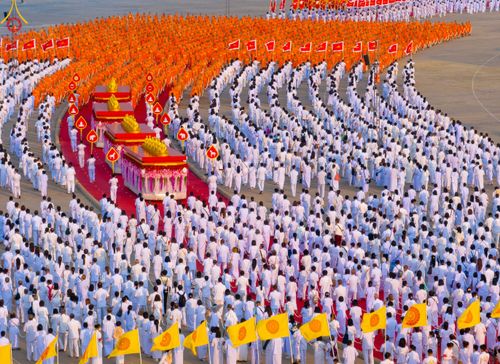 ภาพ No.79124:พิธีอัญเชิญองค์พระบรมพุทธเจ้า 24 องค์ เวียนประทักษิณรอบพระมหาธรรมกายเจดีย์ ณ วัดพระธรรมกาย  วันที่ 2 เมษายน พ.ศ. 2566