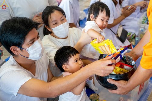 ภาพ No.81505:พิธีตักบาตร ข้าวสารอาหารแห้ง และพิธีบูชาข้าวพระ ณ สภาธรรมกายสากล วัดพระธรรมกาย วันเสาร์ที่ 3 มิถุนายน 2566