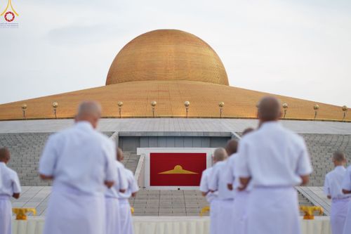 ภาพ No.84097:พิธีเวียนประทักษิณ พิธีวันทาเจดีย์ พิธีขอขมา และมอบผ้าไตร  ในโครงการบรรพชาอุปสมบทหมู่ธรรมทายาทรุ่นเข้าพรรษา และโครงการบรรพชาสามเณรโรงเรียนนานาชาติ รุ่นที่12 ในวันเสาร์ที่ 22 กรกฎาคม พ.ศ. 2566