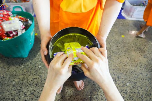 ภาพ No.82975:พิธีตักบาตร ณ บ้านแก้วเรือนทองคุณยายอาจารย์ฯ พิธีบูชาข้าวพระ ณ สภาธรรมกายสากล วัดพระธรรมกาย ในวันอาทิตย์ต้นเดือนที่ 2 ก.ค. พ.ศ.2566