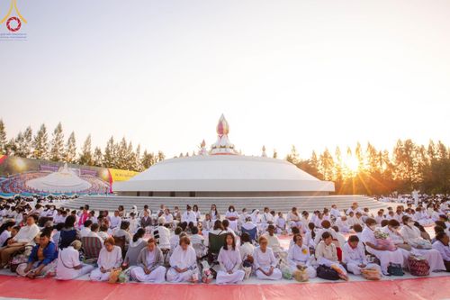 ภาพ No.192955:พิธีตักบาตรพระธรรมยาตรา ณ อนุสรณ์สถานคลองบางนางแท่น อ.สามพราน จ.นครปฐม ในโครงการธรรมยาตรา กตัญญูบูชา มหาปูชนียาจารย์ พระมงคลเทพมุนี(สด จนฺทสโร) พระผู้ปราบมาร อนุสรณ์สถาน 7 แห่ง ปีที่ 13 วันที่ 11 มกราคม พ.ศ.2568