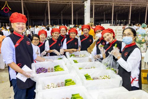ภาพ No.203671:พิธีถวายภัตตาหารเป็นสังฆทาน แด่พระธรรมยาตรา ณ วัดพระธรรมกาย ตำบลคลองสาม อำเภอคลองหลวง จังหวัดปทุมธานี ในโครงการธรรมยาตรา กตัญญูบูชา มหาปูชนียาจารย์ พระมงคลเทพมุนี(สด จนฺทสโร) พระผู้ปราบมาร อนุสรณ์สถาน 7 แห่ง ปีที่ 13 วันที่ 30 มกราคม พ.ศ. 2568