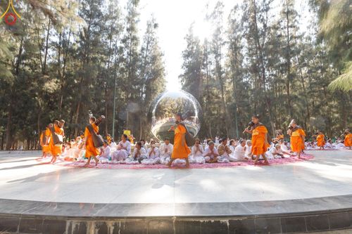 ภาพ No.193256:พิธีต้อนรับพระธรรมยาตรา ณ อนุสรณ์สถาน สถานที่เกิดในเพศสมณะ วัดสองพี่น้อง อำเภอสองพี่น้อง จังหวัดสุพรรณบุรี ในโครงการธรรมยาตรา กตัญญูบูชา มหาปูชนียาจารย์ พระมงคลเทพมุนี(สด จนฺทสโร) พระผู้ปราบมาร อนุสรณ์สถาน 7 แห่ง ปีที่ 13 วันที่ 11 มกราคม พ.ศ. 2568