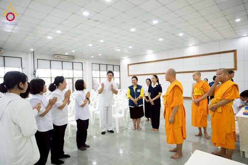 ภาพ No.230345:วันจันทร์ที่ 30 มิถุนายน พ.ศ. 2568 เจ้าอาวาสวัดพระธรรมกาย เยี่ยมอนุโมทนาให้กำลังใจ บุคลากรทางการแพทย์-เจ้าหน้าที่ผู้ปฏิบัติงาน โครงการรถตัดแว่นสายตาเคลื่อนที่สภากาชาดไทย เพื่อเด็กนักเรียนในชนบท พื้นที่จังหวัดปทุมธานี