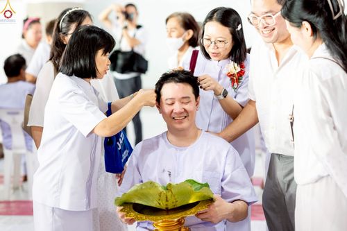 ภาพ No.248598:วันที่ 28 กันยายน พ.ศ. 2568 พิธีตัดปอยผม และปลงผม โครงการอุปสมบทบูชาธรรม 141 ปี พระมงคลเทพมุนี ณ วิหารคด วัดพระธรรมกาย