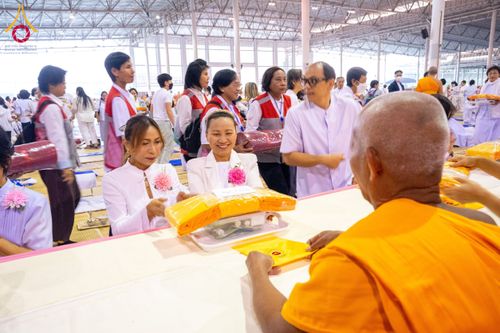 ภาพ No.204287:พิธีถวายภัตตาหารเป็นสังฆทาน แด่พระธรรมยาตรา ณ วัดพระธรรมกาย ตำบลคลองสาม อำเภอคลองหลวง จังหวัดปทุมธานี ในโครงการธรรมยาตรา กตัญญูบูชา มหาปูชนียาจารย์ พระมงคลเทพมุนี(สด จนฺทสโร) พระผู้ปราบมาร อนุสรณ์สถาน 7 แห่ง ปีที่ 13 วันที่ 31 มกราคม พ.ศ. 2568