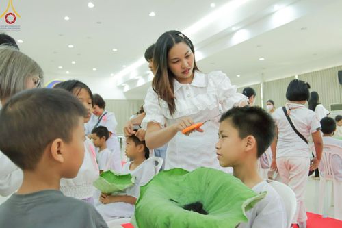 ภาพ No.216185:วันเสาร์ที่ 5 เมษายน พ.ศ. 2568 พิธีตัดปอยผม พิธีขอขมาผู้ปกครอง พิธีขอขมามอบผ้าไตร พิธีบรรพชา พิธีถวายบาตรสามเณร ณ ศูนย์ปฏิบัติธรรมและศูนย์อบรมเยาวชนเพชรบุรี ต.ท่าแลง อ.ท่ายาง จ.เพชรบุรี