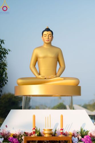 ภาพ No.101817:ตักบาตรพระ 10,000 รูป เติมบุญให้แผ่นดิน เนื่องในโอกาส 192 ปี จังหวัดกาญจนบุรี หนึ่งในโครงการตักบาตรพระ 2,000,000 รูป  77 จังหวัดทุกวัดทั่วไทย วันจันทร์ที่ 11 ธันวาคม พ.ศ. 2566 บริเวณถนนสองแคว (SKY WALK) เมืองกาญจนบุรี