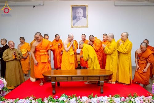 ภาพ No.222973:วันที่ 23 เมษายน พ.ศ. 2568 หลวงพ่อทัตตชีโวต้อนรับคณะสงฆ์ World Pec ณ อาคาร 100 ปี คุณยายมหารัตนอุบาสิกาจันทร์ ขนนกยูง วัดพระธรรมกาย