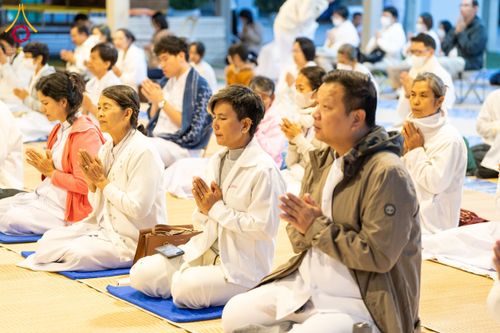 ภาพ No.193716:สาธุชนถวายภัตตาหารเป็นสังฆทาน แด่พระธรรมยาตรา ณ อนุสรณ์สถานมหาวิหารพระมงคลเทพมุนี (โลตัสแลนด์) อ.สองพี่น้อง จ.สุพรรณบุรี ในโครงการธรรมยาตรา กตัญญูบูชา มหาปูชนียาจารย์ พระมงคลเทพมุนี(สด จนฺทสโร) พระผู้ปราบมาร ปีที่ 13 วันที่ 12 มกราคม พ.ศ.2568