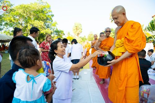 ภาพ No.131813:พิธีถวายสังฆทาน 323 วัด 4 จังหวัดชายแดนภาคใต้ ปีที่ 20 ครั้งที่ 167 และ พิธีมอบกองทุนหนุนแรงใจช่วยครูใต้ ปีที่ 17 ครั้งที่ 132 วันเสาร์ที่ 23 มีนาคม พ.ศ. 2567 ณ วัดมุจลินทวาปีวิหารพระอารามหลวง อ.หนองจิก จ.ปัตตานี