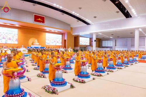 ภาพ No.215706:วันอาทิตย์ต้นเดือนที่ 6 เมษายน พ.ศ. 2568 พิธีทอดผ้าป่าสมทบ เพื่องานถวายมหาสังฆทาน 40,000 กว่าวัดทั่วประเทศ ณ สภาธรรมกายสากล วัดพระธรรมกาย