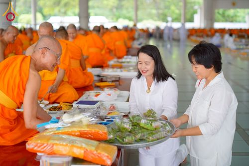 ภาพ No.243841:วันที่ 6 กันยายน พ.ศ. 2568 พิธีถวายภัตตาหารเมนูสวรรค์ เพื่อการบรรลุธรรม ณ หอฉันคุณยายอาจารย์ฯ วัดพระธรรมกาย