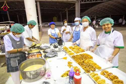 ภาพ No.203194:พิธีถวายภัตตาหารเป็นสังฆทาน แด่พระธรรมยาตรา ณ วัดพระธรรมกาย ตำบลคลองสาม อำเภอคลองหลวง จังหวัดปทุมธานี ในโครงการธรรมยาตรา กตัญญูบูชา มหาปูชนียาจารย์ พระมงคลเทพมุนี(สด จนฺทสโร) พระผู้ปราบมาร อนุสรณ์สถาน 7 แห่ง ปีที่ 13 วันที่ 29 มกราคม พ.ศ. 2568