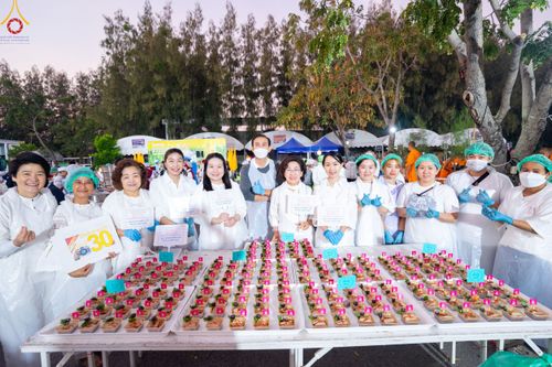 ภาพ No.190464:สาธุชนถวายภัตตาหารเป็นสังฆทาน แด่พระธรรมยาตรา ณ อนุสรณ์สถานมหาวิหารพระมงคลเทพมุนี (โลตัสแลนด์) อ.สองพี่น้อง จ.สุพรรณบุรี ในโครงการธรรมยาตรา กตัญญูบูชา มหาปูชนียาจารย์ พระมงคลเทพมุนี(สด จนฺทสโร) พระผู้ปราบมาร แห่ง ปีที่ 13 วันที่ 7 มกราคม พ.ศ.2568