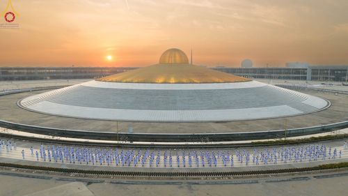 ภาพ No.101420:พิธีเวียนประทักษิณ, พิธีวันทาเจดีย์, พิธีขอขมาและมอบผ้าไตร ในโครงการอุปสมบทหมู่ รุ่นบูชาธรรมมหาปูชนียาจารย์ ณ วัดพระธรรมกาย ในวันที่ 9 ธันวาคม พ.ศ. 2566