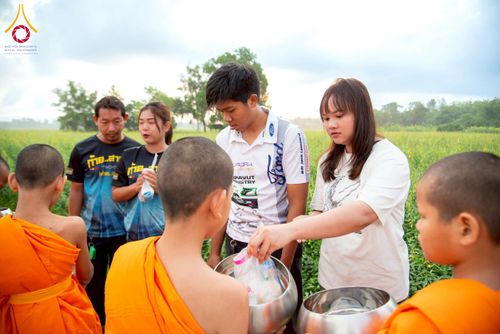 ภาพ No.217935:วันศุกร์ที่ 11 เมษายน พ.ศ. 2568 พระและสามเณร 99 รูป จากศูนย์ปฏิบัติธรรมระยอง(บ้านช่องลม) บิณฑบาต ณ ทุ่งปอเทือง ต.บางบุตร อ.บ้านค่าย จ.ระยอง เพื่อเป็นการฝึกสามเณรภาคฤดูร้อน ผ่านกิจวัตรบิณฑบาตในพื้นที่ชุมชน