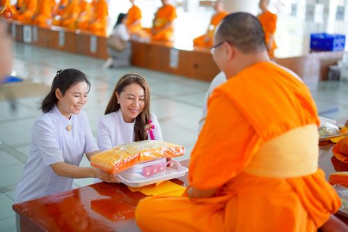 ภาพ No.247017:วันที่ 20 กันยายน พ.ศ. 2568 พิธีถวายเมนูสวรรค์เพื่อการบรรลุธรรม ณ หอฉันคุณยายอาจารย์ฯ วัดพระธรรมกาย