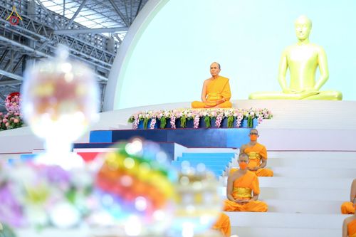 ภาพ No.80824:พิธีตักบาตร , พิธีบูชาข้าวพระในวันอาทิตย์ต้นเดือน วันที่ 7 พฤษภาคม พ.ศ. 2566 ณ วัดพระธรรมกาย