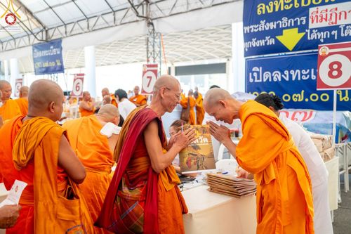 ภาพ No.60315:การต้อนรับพระสังฆาธิการ 10,000 กว่าวัดทั่วประเทศ พิธีมอบปัจจัยช่วยเหลือครู 4 จังหวัดชายแดนภาคใต้ พิธีปฏิบัติธรรม ในวันคุ้มครองโลก วันจันทร์ที่ 22 เมษายน พ.ศ.2567 ณ วัดพระธรรมกาย จ.ปทุมธานี