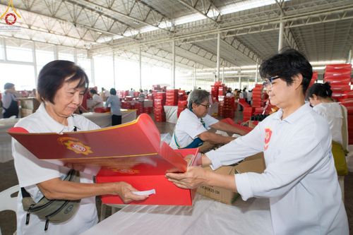 ภาพ No.212255:วันพุธที่ 19 มีนาคม พ.ศ. 2568 การบรรจุไทยธรรมลงกล่องสำเร็จ 43,500 กล่อง เพื่อถวายแด่พระสังฆาธิการ 40,000 กว่าวัดทั่วไทย ในวันคุ้มครองโลก 22 เมษายน พ.ศ. 2568 ณ บ้านแก้วเรือนทองคุณยายฯ วัดพระธรรมกาย