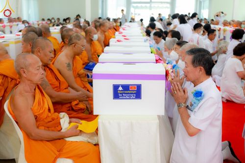 ภาพ No.107304:พิธีเจริญพระพุทธมนต์ ปฏิบัติธรรม มอบทุนการศึกษา ถวายสังฆทาน 140 วัด ณ ศุนย์ปฏิบัติธรรมพระมงคลเทพมุนี อ.สองพี่น้อง จ.สุพรรณบุรี วันเสาร์ที่ 6 มกราคม พ.ศ. 2567