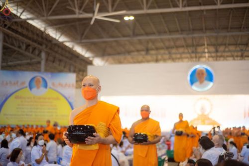 ภาพ No.75554:วัดพระธรรมกายจัด งานบุญวันอาทิตย์ต้นเดือน  มีกิจกรรมดังนี้ พิธีตักบาตร, พิธีบูชาข้าวพระ พระธรรมยาตรารับประกาศนียบัตร โครงการธรรมยาตราฯ ปีที่ 11 ในวันที่ 5 กุมภาพันธ์ พ.ศ. 2566 ณ วัดพระธรรมกาย อ.คลองหลวง จ.ปทุมธานี