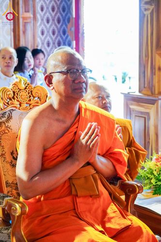 ภาพ No.146691:พิธีต้อนรับสัญญาบัตร พัดยศ ผ้าไตร ในโอกาสที่พระบาทสมเด็จพระเจ้าอยู่หัว ทรงพระกรุณาโปรดพระราชทานสัญญาบัตรตั้งสมณศักดิ์ พระวิมลศาสนวิเทศ (สำรวจ กมโล) เจ้าอาวาสวัดไทยนอร์เวย์ เป็นพระราชาคณะชั้นราช ในราชทินนามที่ “พระราชวชิรศาสนวิเทศ”