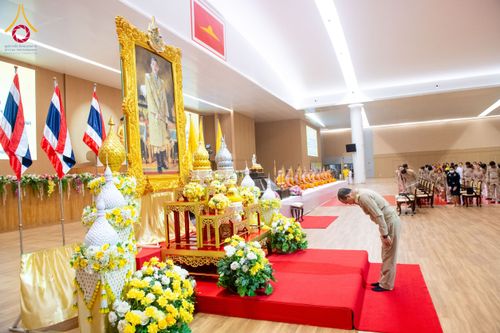 ภาพ No.209031:พระบาทสมเด็จพระเจ้าอยู่หัว ทรงมีพระราชศรัทธาทรงพระกรุณาโปรดเกล้าฯ ให้บำเพ็ญพระราชกุศลถวายภัตตาหารพระราชทาน การสอบบาลีสนามหลวง ณ วัดพระธรรมกาย ย อ.คลองหลวง จ.ปทุมธานี วันที่ 23-24 กุมภาพันธ์ พ.ศ. 2568