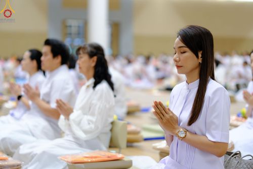 ภาพ No.180811:พิธีถวายภัตตาหารเมนูสวรรค์ และพิธีถวายอุปกรณ์กันหนาว แด่คณะพระภิกษุสามเณรวัดพระธรรมกาย วันอาทิตย์ที่ 8 ธันวาคม พ.ศ.2567 ณ สภาธรรมกายสากล วัดพระธรรมกาย