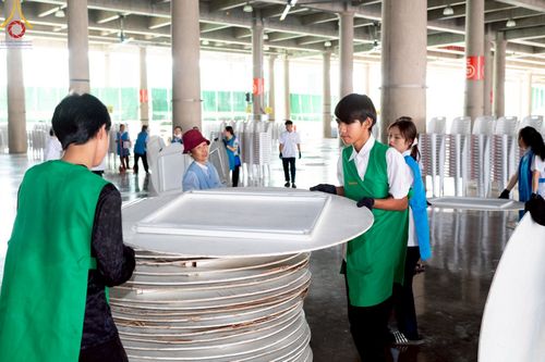 ภาพ No.220773:วันที่ 24-25 เมษายน พ.ศ. 2568 การเก็บงาน ผ้ารับประเคน ผ้าระบาย โต๊ะ เก้าอี้  ภายหลังงานวันคุ้มครองโลก ณ วัดพระธรรมกาย