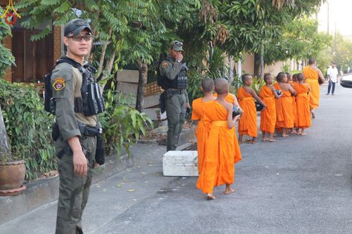 ภาพ No.61068:สามเณรออกบิณฑบาต และกิจกรรมอบรมสามเณร ในโครงการบรรพชาสามเณรฟื้นฟู พระพุทธศาสนาทั่วไทย ณ ศูนย์อบรมที่พักสงฆ์บ้านร่มเย็น จ.นราธิวาส วันที่ 2-15 เมษายน พ.ศ. 2567