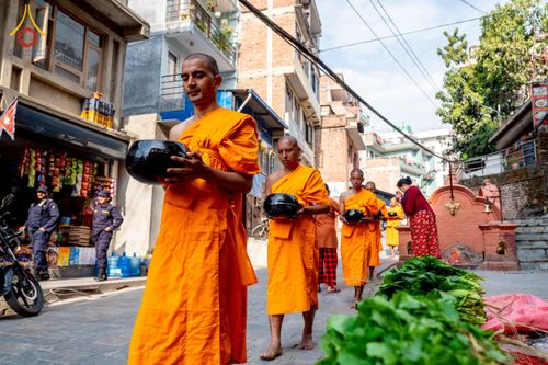 ภาพ No.213108:วันที่ 17 - 18 มีนาคม พ.ศ. 2568 คณะสงฆ์และสามเณรเดินบิณฑบาต รอบเมืองในพื้นที่ วัดสยมภูวนาถและราชวังปาตัน ณ เมืองกาฐมาณฑุ ประเทศเนปาล