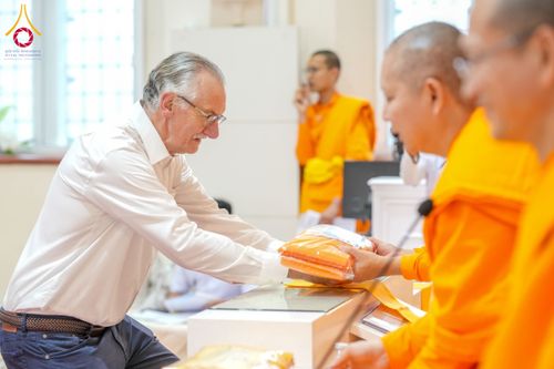 ภาพ No.175325:พิธีทอดกฐิน วัดพระธรรมกายแมนเชสเตอร์ เอดจลีย์ สต็อคพอร์ต ประเทศอังกฤษ ในโครงการกฐินสามัคคีทั่วไทย 30,000 วัด บูชาธรรม 80 ปี หลวงพ่อธัมมชโย โดยคณะศิษยานุศิษย์วัดพระธรรมกาย วันที่ 10 พฤศจิกายน พ.ศ. 2567