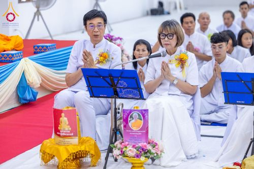 ภาพ No.160799:พิธีเจริญพระพุทธมนต์ และปิดแผ่นทองรูปเหมือน พระเดชพระคุณพระมงคลเทพมุนี (สด จนฺทสโร) พระผู้ปราบมาร จำนวน 3 องค์ วันเสาร์ที่ 5 ตุลาคม พ.ศ. 2567 ณ อาคารปลูกศรัทธา 2 (ชานชลาเดิม) วัดพระธรรมกาย อ.คลองหลวง จ.ปทุมธานี