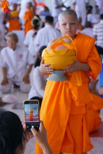 ภาพ No.134976:พิธีถวายบาตรแด่นาคธรรมทายาท ในโครงการบรรพชาสามเณรฟื้นฟูพระพุทธศาสนาทั่วไทย ณ สภาธรรมกายสากล วัดพระธรรมกาย จ.ปทุมธานี วันเสาร์ที่ 6 เมษายน พ.ศ. 2567