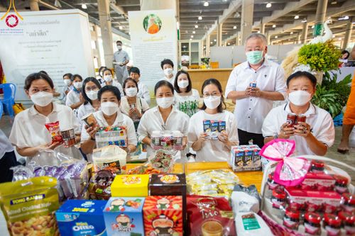 ภาพ No.115470:พิธีตักบาตรฉลองพระใหม่ ในโครงการอุปสมบทหมู่บูชาธรรม 115 ปี คุณยายอาจารย์มหารัตนอุบาสิกาจันทร์ ขนนกยูง วันที่ 19  มกราคม พ.ศ. 2567 ณ มหารัตนวิหารคด วัดพระธรรมกาย