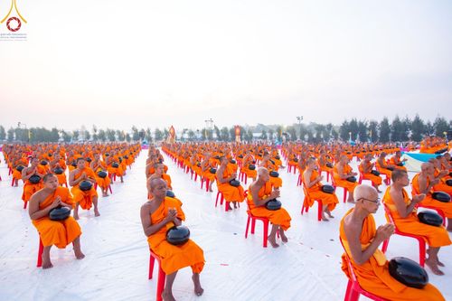 ภาพ No.201025:พิธีตักบาตรพระธรรมยาตรา ณ อนุสรณ์สถานลำดับที่ 5 สถานที่เผยแผ่วิชชาธรรมกายครั้งแรก อนุสรณ์สถานบางปลา วัดบางปลา อำเภอบางเลน จังหวัดนครปฐม ในโครงการธรรมยาตรา กตัญญูบูชา มหาปูชนียาจารย์ พระมงคลเทพมุนี(สด จนฺทสโร) พระผู้ปราบมาร อนุสรณ์สถาน 7 แห่ง ปีที่ 13