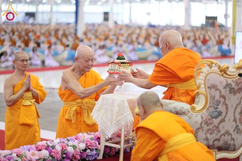 ภาพ No.59946:พิธีเจริญพระพุทธมนต์ "ฉลองอายุวัฒนมงคล 80 ปี หลวงพ่อธัมมชโย" พิธีถวายไทยธรรม คณะสงฆ์ 10,000 กว่าวัดทั่วประเทศ ในวันคุ้มครองโลก วันจันทร์ที่ 22 เมษายน พ.ศ. 2567 ณ สภาธรรมกายสากล วัดพระธรรมกาย จ.ปทุมธานี