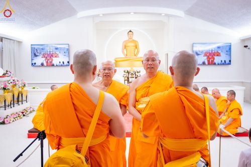 ภาพ No.145006:พิธีบรรพชา และอุปสมบท ธรรมทายาท โดยมี พระเดชพระคุณพระธรรมรัตนาภรณ์ เป็นพระอุปัชฌาย์ ยังความปลื้มปิติใจให้แก่ผู้ปกครอง และคณะญาติมิตร ณ วัดพระธรรมกายนิวเจอร์ซี  ประเทศสหรัฐอเมริกา