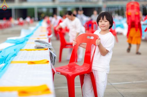 ภาพ No.218454:วันที่ 15 - 18 เมษายน พ.ศ. 2568 การเตรียมภาชนะสำหรับถวายภัตตาหาร , การจัดโต๊ะเก้าอี้ในลานธรรม , การแพ็คพัสดุงานต้อนรับ เพื่องานวันคุ้มครองโลก 22 เมษายน พ.ศ.2568 วัดพระธรรมกาย