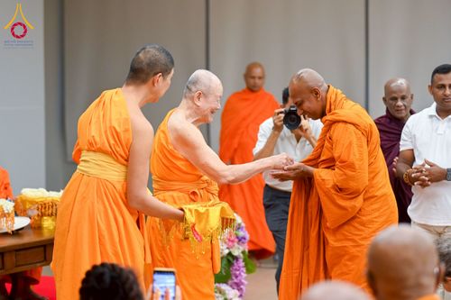 ภาพ No.223036:วันที่ 24 เมษายน พ.ศ. 2568 หลวงพ่อทัตตชีโวต้อนรับคณะสงฆ์ศรีลังกา ณ อาคาร 100 ปี คุณยายมหารัตนอุบาสิกาจันทร์ ขนนกยูง วัดพระธรรมกาย