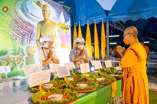 ภาพ No.108087:พิธีถวายภัตตาหารเป็นสังฆทาน แด่คณะพระธรรมยาตราฯ ในโครงการธรรมยาตรากตัญญูบูชา มหาปูชนียาจารย์ พระมงคลเทพมุนี(สด จนฺทสโร) พระผู้ปราบมาร อนุสรณ์สถาน 7 แห่ง ปีที่ 12 วันที่ 8 มกราคม พ.ศ. 2567 ณ อนุสรณ์สถานมหาวิหารพระมงคลเทพมุนี (โลตัสแลนด์) อ.สองพี่น้อง จ.สุ