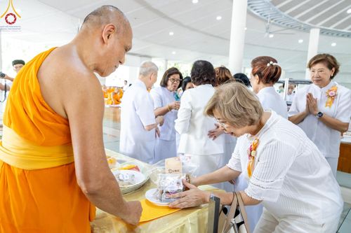 ภาพ No.174642:พิธีถวายภัตตาหารเมนูสวรรค์ เพื่อการบรรลุธรรม ณ หอฉันคุณยายอาจารย์ฯ วัดพระธรรมกาย วันที่ 23 พฤศจิกายน พ.ศ. 2567