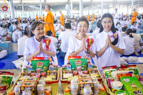 ภาพ No.92110:พิธีตักบาตร ในวันทอดกฐินสามัคคี ประจำปีพุทธศักราช 2566 วันอาทิตย์ต้นเดือนที่ 5 พฤศจิกายน พ.ศ. 2566 ณ สภาธรรมกายสากล วัดพระธรรมกาย จ.ปทุมธานี